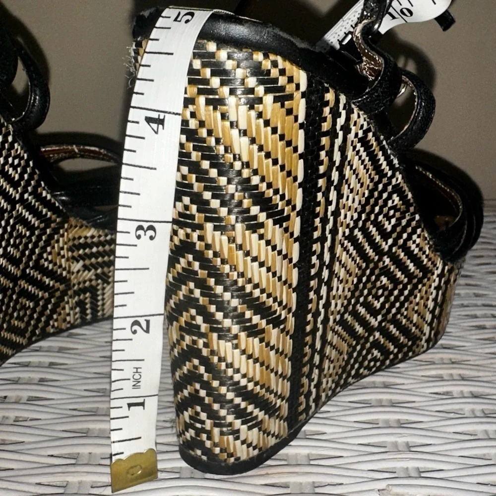 UEC BCBG HOSANNA Black and Tan Platform Wedge Sandals 6.5